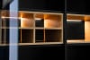 LOFTY Dvoudveřová vitrína v podkrovním stylu se zásuvkami černý/přírodní dub - obrázek 31