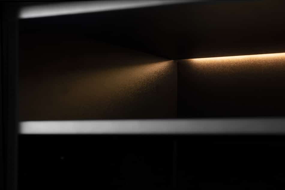 LOFTY Loftová dvoudveřová vitrína černý/přírodní dub - obrázek 30